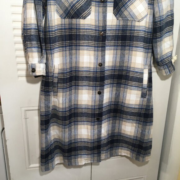 Elan sz m long flannel jacket / shacket blue plaid long chest 48 and 42"long - Picture 3 of 6
